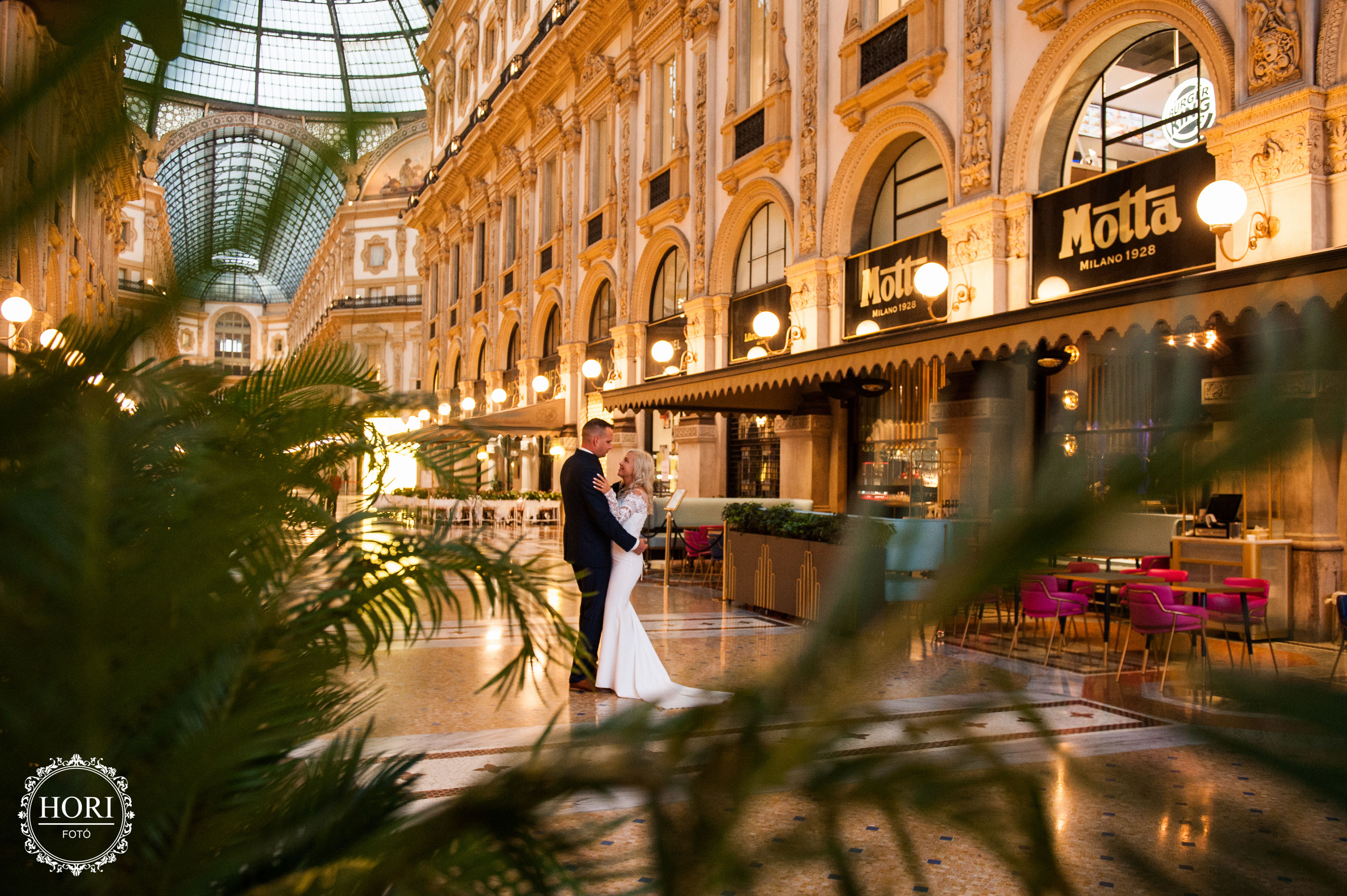 Reni és Tomi kreatív esküvői fotói az olaszországi Milánóban